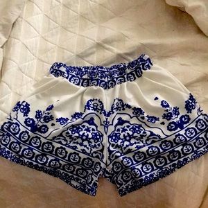 Patterned shorts with pockets- stretchy material M